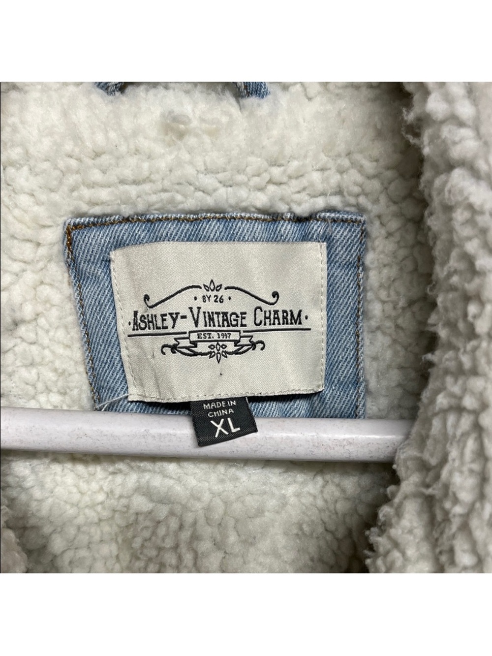 Ashley by 26 Vintage Charm Sherpa Denim Jacket Light Wash XL - Picture 5 of 8